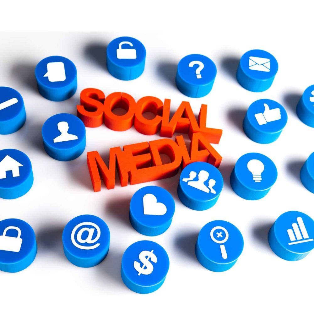 Social media icons surrounding 'Social Media' text for online marketing course.